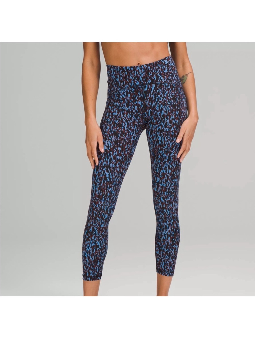 Lululemon high rise tight 28” with card or key holder with zipper.